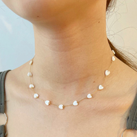 Collier ras du cou classique en acier inoxydable plaqué or 18 carats avec pendentif cœur en nacre blanche et breloques coquillages pour femme