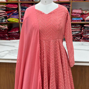 ผ้าอนารกาลีสีชมพูคุณภาพดีเยี่ยม เนื้อผ้าฟ็อกซ์จอร์เจตต์ลุคฮ์นาวีเนื้อนุ่ม หนักแน่น ประดับด้วยงานปักดิ้นลายสวยงาม ราคาขายส่ง - Product Image 1