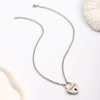 Bijoux maître-esclave de style serrure gravés avec une serrure en forme de coeur pour collier de couple de bonnes filles avec pendentif serrure à clé
