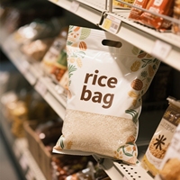 Sacs d'emballage pour riz en nylon avec logo personnalisé, résistants à l'humidité, thermoscellables, refermables avec fermeture éclair, fond plat, pochette autoportante avec poignée