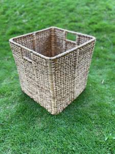 Panier de rangement artisanal en jacinthe d'eau tressé à la main, panier tissé avec poignées, organisateur durable de style bohème pour la maison - Product Image 2