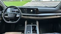 Camper Van à double moteur 4x4 avec prolongateur d'autonomie pour le camping en milieu désertique, aventure de camping en désert, camping van de luxe hybride