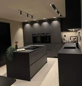 Armoires de cuisine noires modernes avec plan de travail en marbre et quincaillerie dorée pour usage résidentiel - Product Image 2