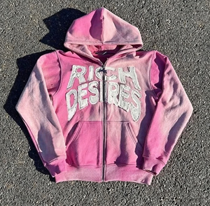 Sudadera con capucha boxy de algodón con cremallera, estilo streetwear, con apliques bordados personalizados, parches desgastados con lavado ácido, rasgada y con pedrería. - Product Image 3