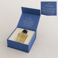 Boîte à parfum de luxe en papier texturé blanc avec fermeture magnétique, inserts en mousse/velours, matériaux recyclables, emballage de parfum