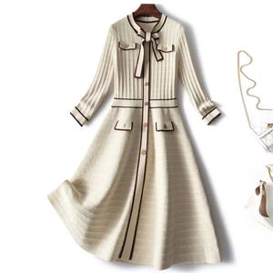 Robe trapèze élégante et décontractée en tricot uni avec nœud pour <span class=keywords><strong>femme</strong></span>, col rond, manches longues, simple boutonnage, courte, en viscose et fibres naturelles - Product Image 3