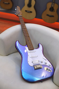E-Gitarre mit Ahornhals und ST-Chameleon-Pappelkorpus, Einzel-/Doppelpickup, Hellfarben, Variable Farbgebung, Günstiger Aktionspreis - Product Image 2