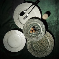 Assiettes plates en céramique gaufrées motif floral vintage, finition vieillie, vente en gros directe usine pour restaurants