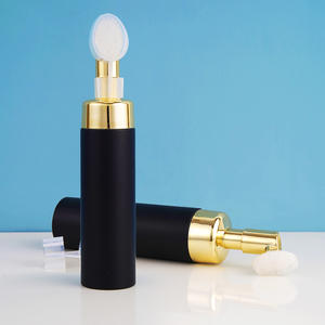 Bouteille Distributrice de <span class=keywords><strong>Mousse</strong></span> en Silicone Noir Mat 200ml avec Pompe et Brosse, Dorée par Galvanoplastie, pour Nettoyant Visage et Savon Moussant – Vente en Gros - Product Image 2