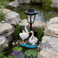Anmutige Schwanenfamilie Harzskulptur, Drei Elegante Schwäne auf Blauem Teich-Sockel, Realistische Weiße Vögel mit Orangenen Schnäbeln