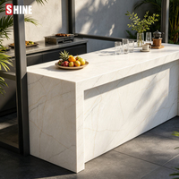 Dalle de pierre de quartz technique à veines fines gris naturel pour comptoir de bar, hall d'hôtel et décoration intérieure de villa.