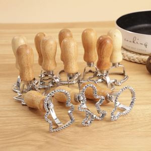 Emporte-pièces personnalisés en acier inoxydable avec poignée en bois, motif gaufré, faible MOQ, écologiques, forme carrée ou fleur, lavables au lave-vaisselle - Product Image 2