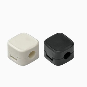 Organizador de Cables Magnético Cuadrado para Escritorio con Clips para Cables de Carga - Product Image 5