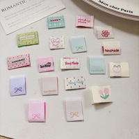 Étiquettes en tissu tissé pliées au centre raffinées, étiquettes de vêtements pour coutures latérales, badges de couture faits à la main pour accessoires capillaires