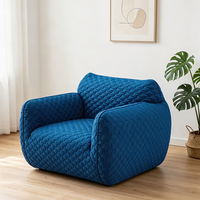 Fauteuil moderne en tissu bleu de designer italien, texture ondulée, capitonné, fauteuil de détente, mousse haute densité compressée sous vide