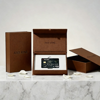 Boîte d'emballage de luxe rouge foncé pour carte VIP - Boîte pour carte de membre - Boîte pour carte-cadeau - Boîtes rigides avec laminage brillant/mat et gaufrage