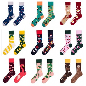 Nouvelles Chaussettes Longues en Coton Jacquard Asymétriques Tendance Décontractées Anti-humidité à Motifs de Dessins Animés pour Couples – Collection Automne Hiver - Product Image 2