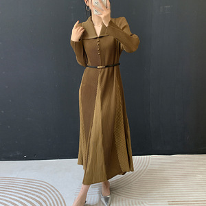 Abito Arricciato Primavera 2026 Nuovo Colore Tinta Unita Lusso Leggero Elegante Temperamento Commuter Abito a Mezza Lunghezza Ampia Gonna a Ruota per <span class=keywords><strong>Donna</strong></span> - Product Image 3