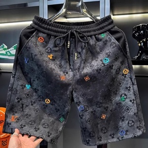 กางเกงขาสั้นลำลองปักลายแฟชั่นยุโรประดับไฮเอนด์สำหรับผู้ชาย แบรนด์ดัง ทันสมัย ประจำฤดูร้อนปี 2025 กางเกงชายหาดแบบมีเชือกผูก - Product Image 2