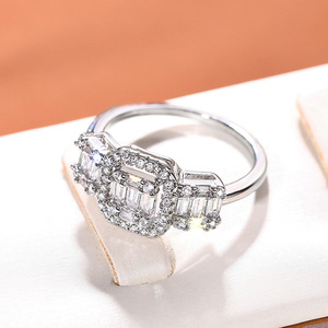 Anello quadrato scintillante per donna, gioiello da dito alla moda - Product Image 5