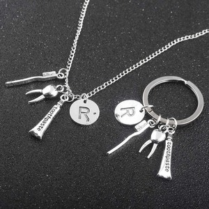 <span class=keywords><strong>Collana</strong></span> <span class=keywords><strong>con</strong></span> <span class=keywords><strong>Ciondolo</strong></span> a Forma di <span class=keywords><strong>Dente</strong></span> <span class=keywords><strong>con</strong></span> Spazzolino in Oro - Product Image 1