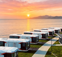 Capsule spatiale de luxe en acier, mini-hôtel préfabriqué, maison modulaire de glamping, grand balcon en verre moderne, éclairage LED, intérieur complet, complexe hôtelier