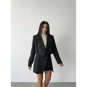 ชุดเสื้อครอปและกระโปรงติดกระดุมสำหรับผู้หญิง สีดำ - Product Image 6