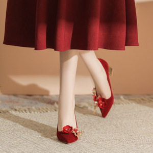 Zapatos de Novia Elegantes con Tacón Grueso y Punta en Pico, Decorados con Flores Rojas, para Ceremonia de Boda - Product Image 3