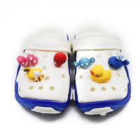 Breloques en PVC pour enfants, chaussures de créateur, logo personnalisé, nœud de drapeau, dessin animé, nouvelle collection, cadeau pour les petits