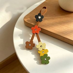 Llavero de cuero PU vibrante con flor, colgante energético de pétalos multicapa, accesorio portátil y versátil para bolso - Product Image 1