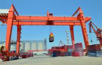 UN quai de grue de portique de conteneur utilisé pour le chargement et le déchargement de navires porte-conteneurs aux terminaux à conteneurs