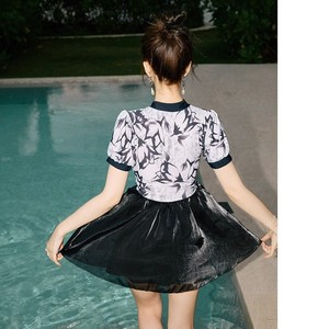 Traje de baño de una pieza para mujer, estilo retro, tipo vestido de té, estilo cheongsam chino, estampado, cuello en V, color negro. - Product Image 2