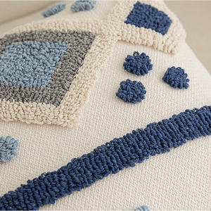 Funda de cojín con bordado geométrico decorativo de 18x18 pulgadas azul con flecos - Product Image 4