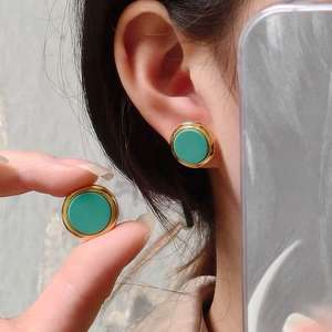 Pendientes de tuerca redondos turquesa Accesorio elegante y elegante con estilo geométrico clásico con bordes dorados - Product Image 3