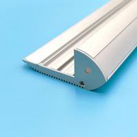 Profilé de plinthe LED encastré avec canal lumineux intégré et diffuseur optique à clipser pour intérieur