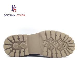 Chaussures habillées en cuir pour hommes, fabriquées à la main en Italie, de haute qualité, avec logo personnalisé, éléments sculptés et lacets. - Product Image 6