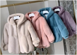 Pedido de Muestra al por Mayor: Abrigo Largo de Piel Sintética Macaron Colorido y Cálido de Invierno para Niñas, de Manga Larga, OEM - Product Image 3