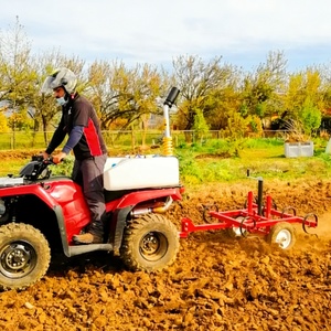 Cultivateur tracté résistant à la rouille avec roues pneumatiques et attelage à boule, équipement de désherbage et de travail du sol haute performance - Product Image 3