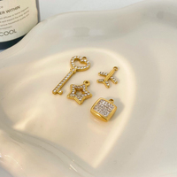 Mini bijoux accessoires acier inoxydable plaqué or 18 carats Micro incrusté Zircon coeur clé creuse pendentif à breloque géométrique pour les femmes