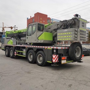 Grúa hidráulica sobre camión Zoomlion de 90 toneladas usada, con motor y bomba hidráulica completos, equipo de elevación estable para construcción. - Product Image 3