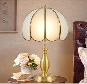 Lámpara de mesa con pantalla de cristal de columna dorada de estilo Vintage americano para bodas y matrimonios para decoración del hogar o uso en eventos - Product Image 3