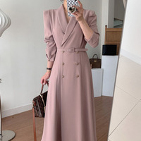 Robe longue décontractée élégante à col tailleur, double boutonnage et ceinture, couleur unie, collection automne 2026, vente en gros pour boutiques