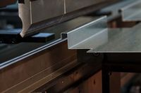 Fabricant de pièces en acier inoxydable découpées au laser CNC, pliées, brossées, usinées, et de pièces de quincaillerie estampées