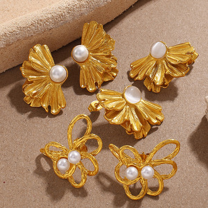 Boucles d'oreilles clous en forme de fleur avec perles, plaqué or 18 carats, acier inoxydable, bijoux pour femmes, à porter au quotidien - Product Image 2