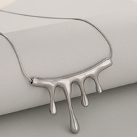 Collier pendentif serpent en acier inoxydable de haute qualité plaqué or 18 carats avec breloque irrégulière en lave volcanique tendance pour femme