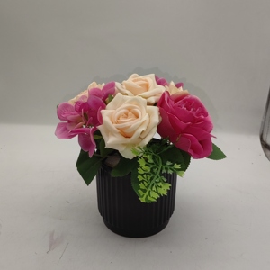 Bouquet de roses artificielles avec pot en céramique <span class=keywords><strong>noir</strong></span>, fleurs artificielles éternelles pour une utilisation en intérieur, décoration de la maison - Product Image 1