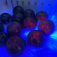 Sphère de pierre précieuse couleur lumière UV sphère de cristal de quartz naturel rubis avec boule de kyanite pour la décoration