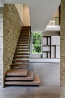 Escalier droit moderne sur mesure pour intérieur, en chêne blanc flottant, avec marches en bois et garde-corps en corde, pour villa