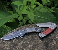 Couteau pliant à motif classique en relief pour l'extérieur Manche en bois Camping Survie Couteau de poche tactique avec clip de ceinture
