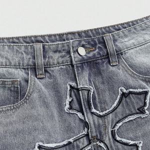 Jean décontracté streetwear délavé et vieilli à jambe droite, avec broderie croisée personnalisée et imprimé graphique, coupe large pour homme - Product Image 3